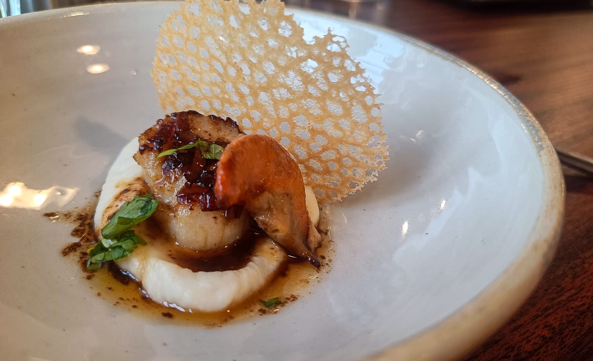 Hvit tallerken med Kamskjell og tilbehør