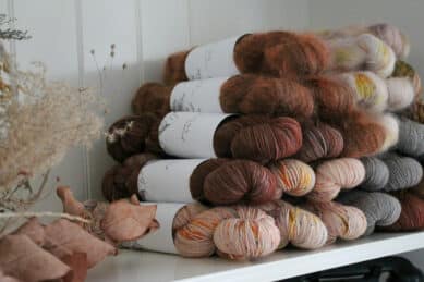 Garn som ligger på en hylle - nydelige jordfarger på garnet.