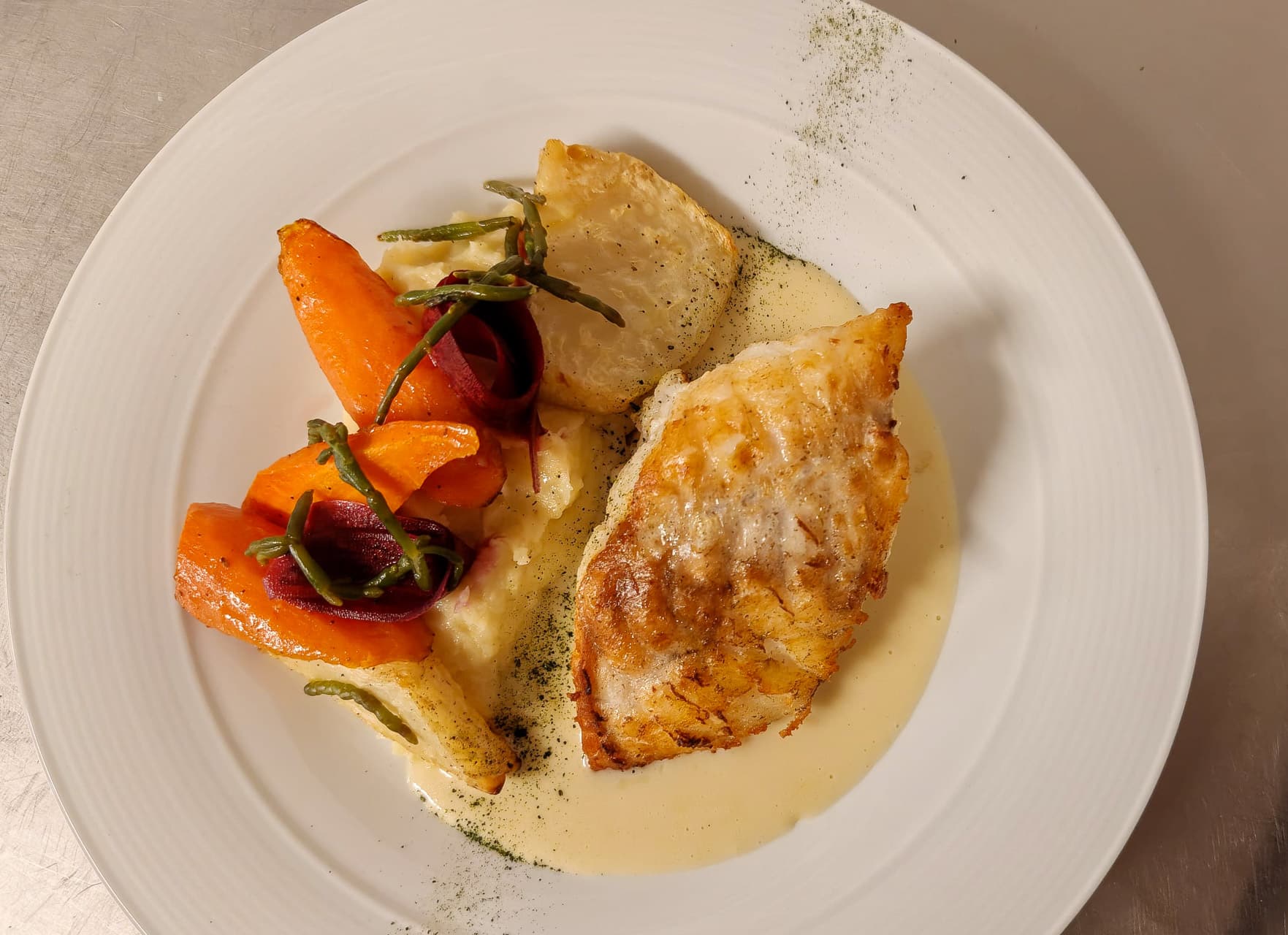Breiflabb med rotgrønnsaker, potetpuré og kremet saus